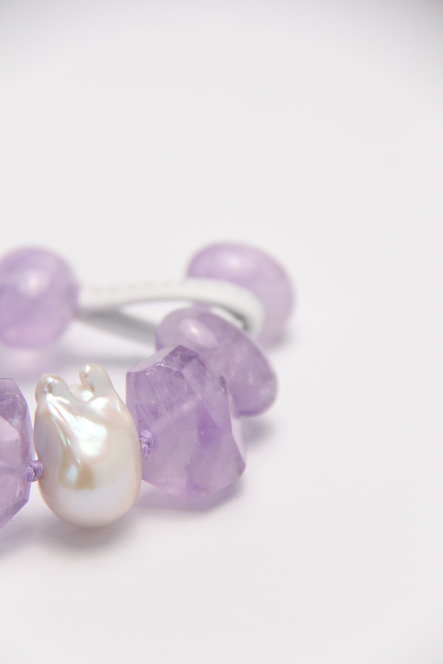 Bracelet: amethyst, pearls