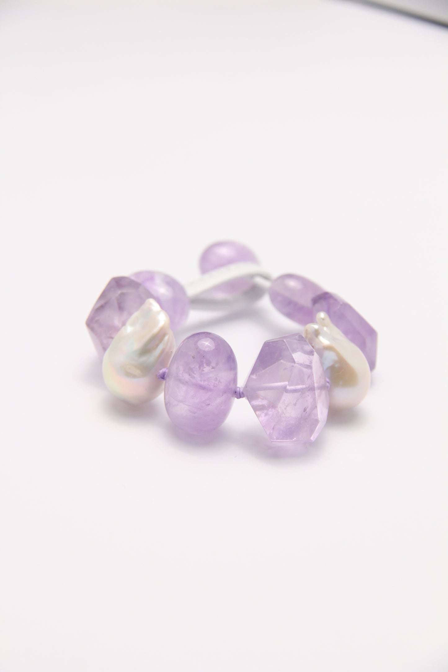 Bracelet: amethyst, pearls