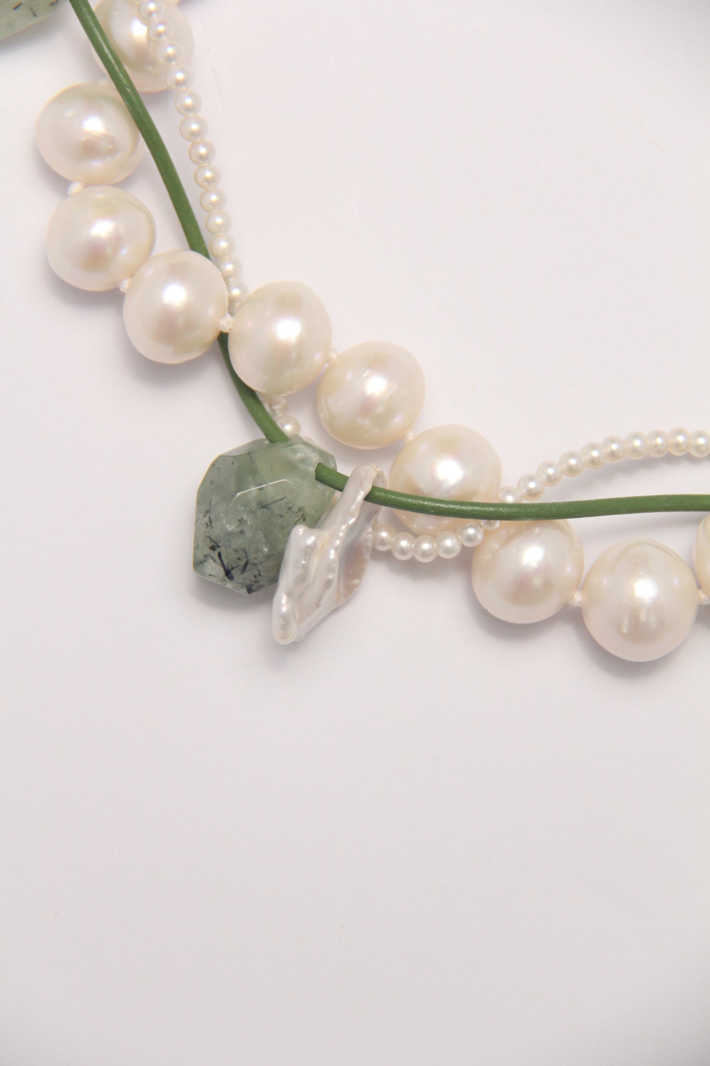 Necklace: prehnite, pearls