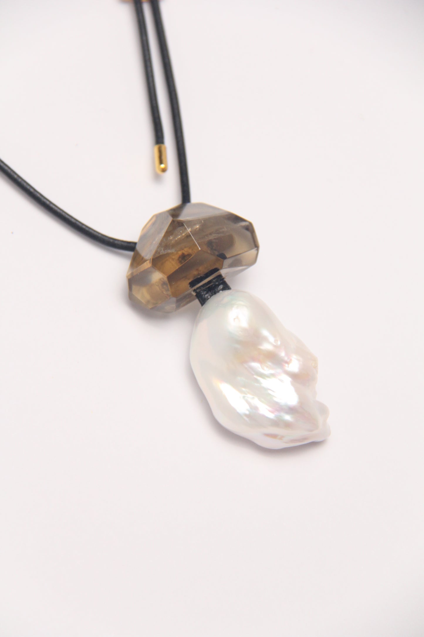 Pendant: baroque pearls, citrine, leather