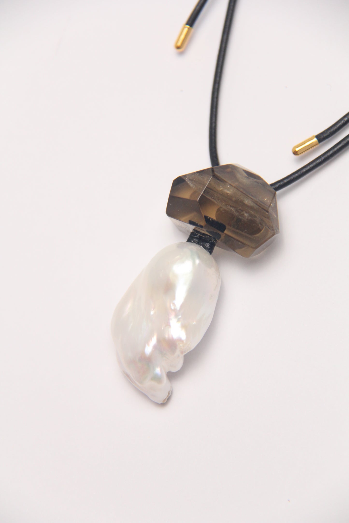 Pendant: baroque pearls, citrine, leather