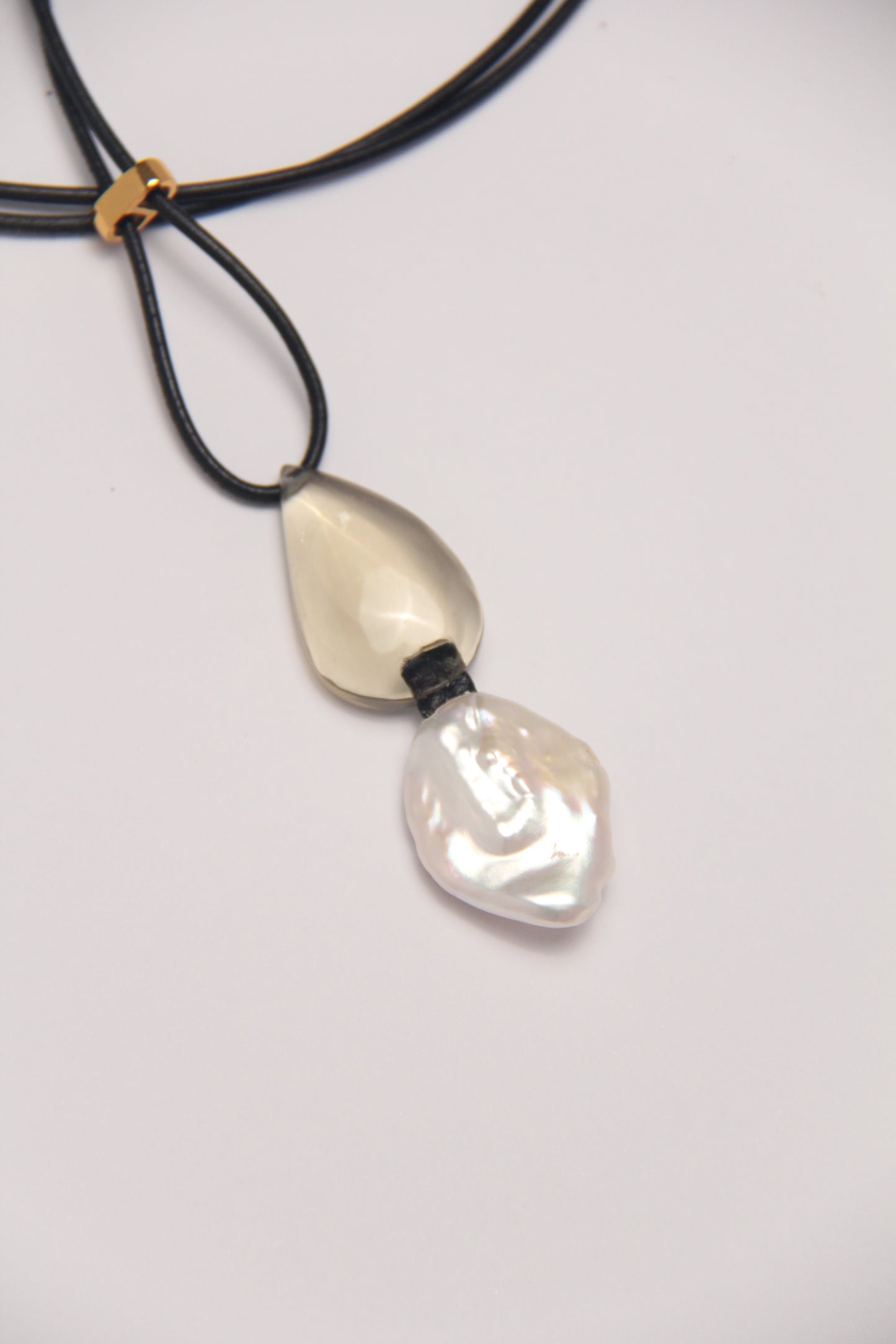 Pendant: pearl, citrine, leather