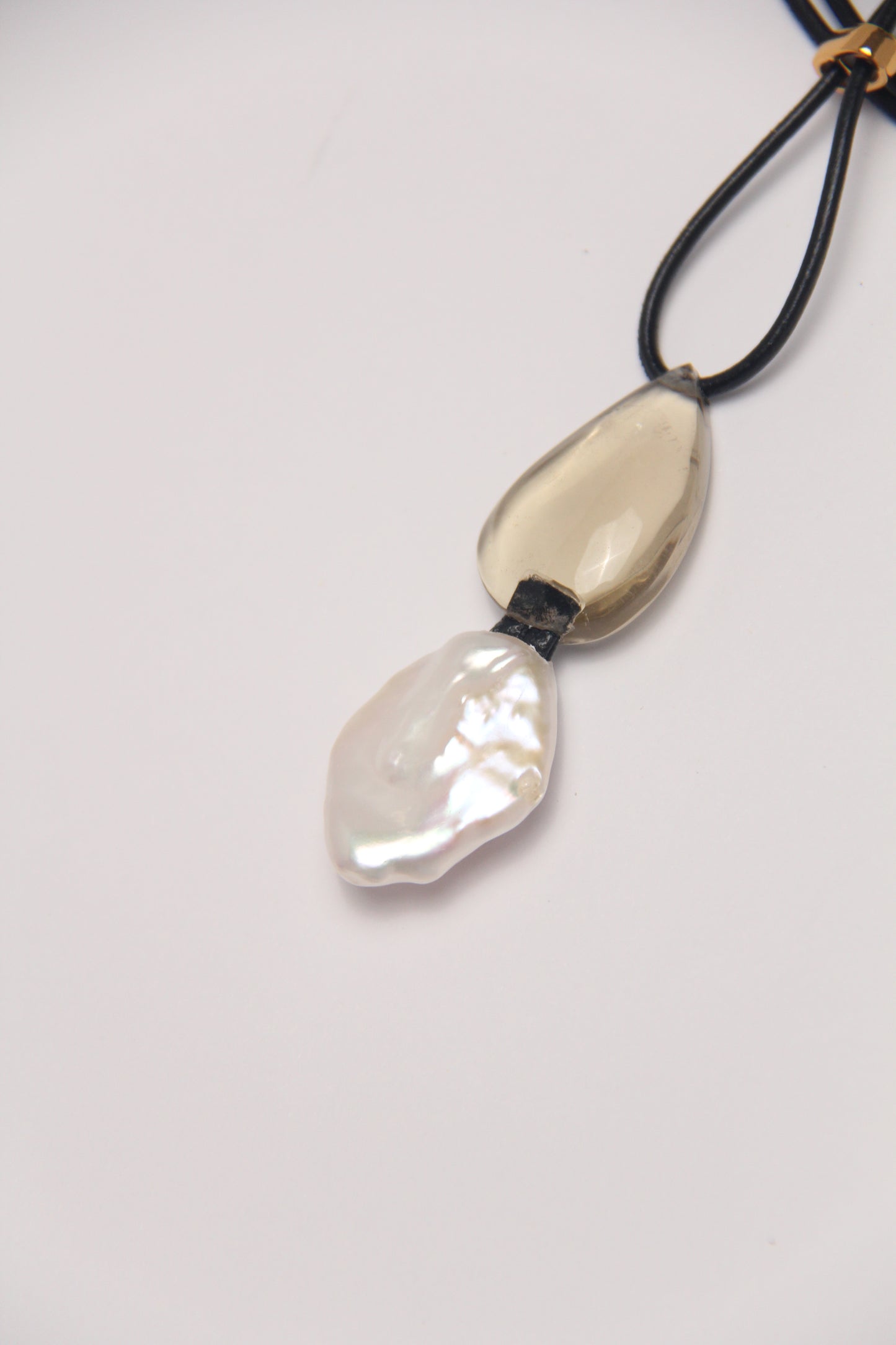 Pendant: pearl, citrine, leather
