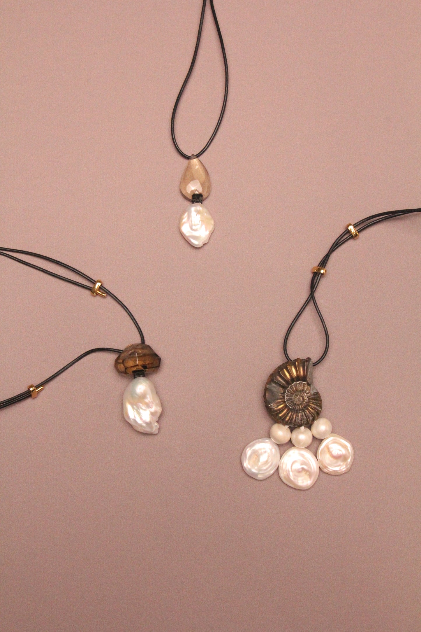 Pendant: pearl, citrine, leather
