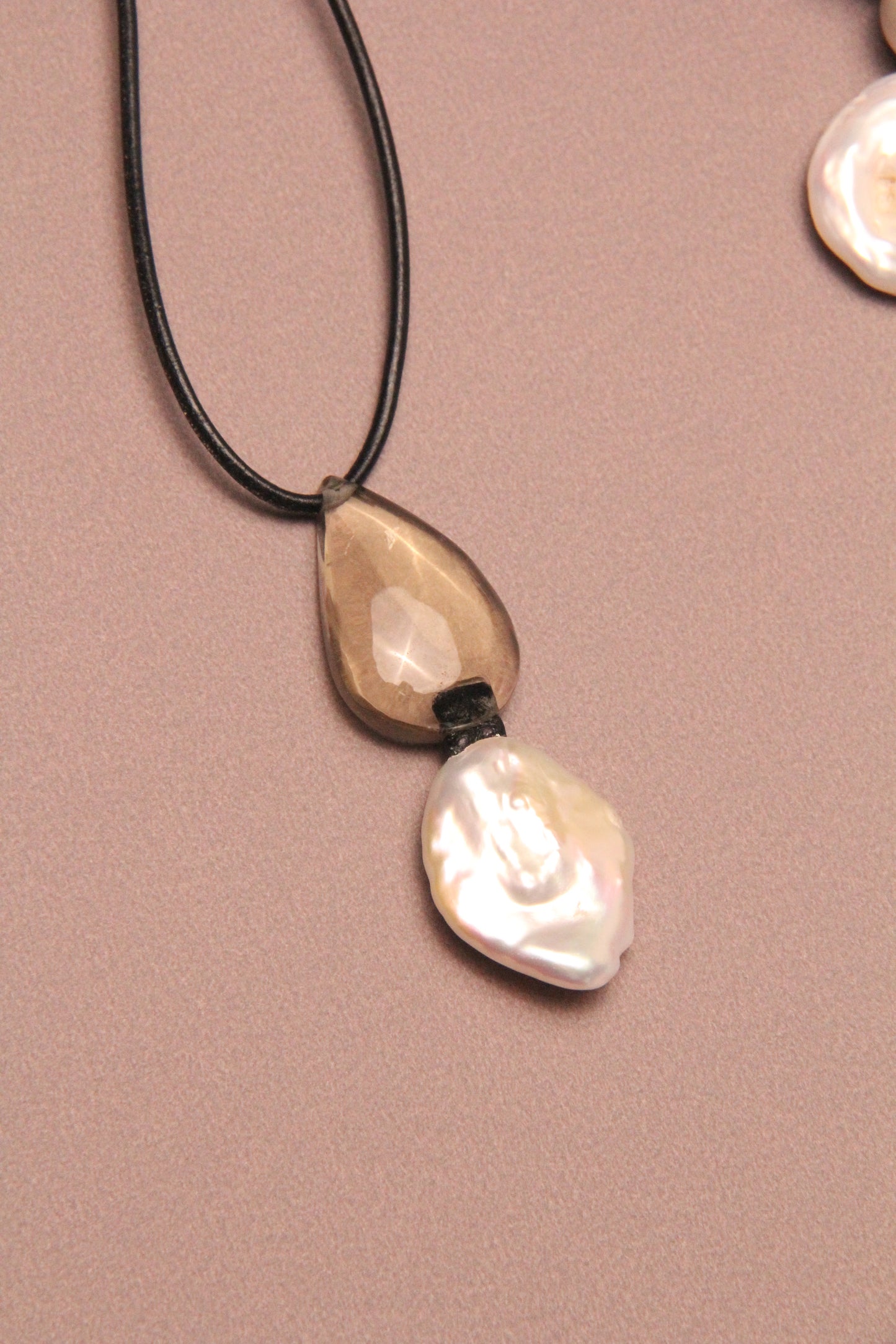 Pendant: pearl, citrine, leather
