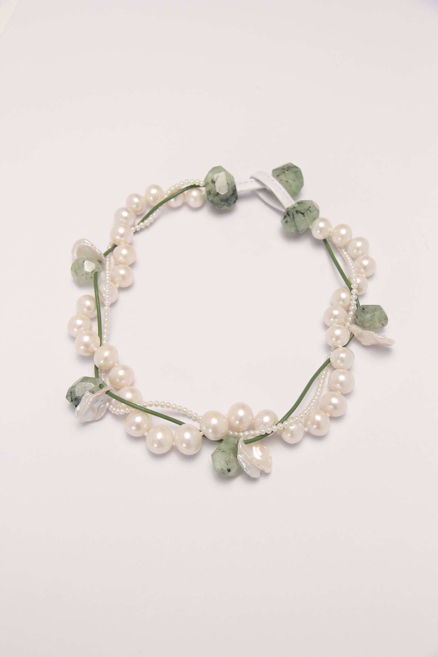 Necklace: prehnite, pearls