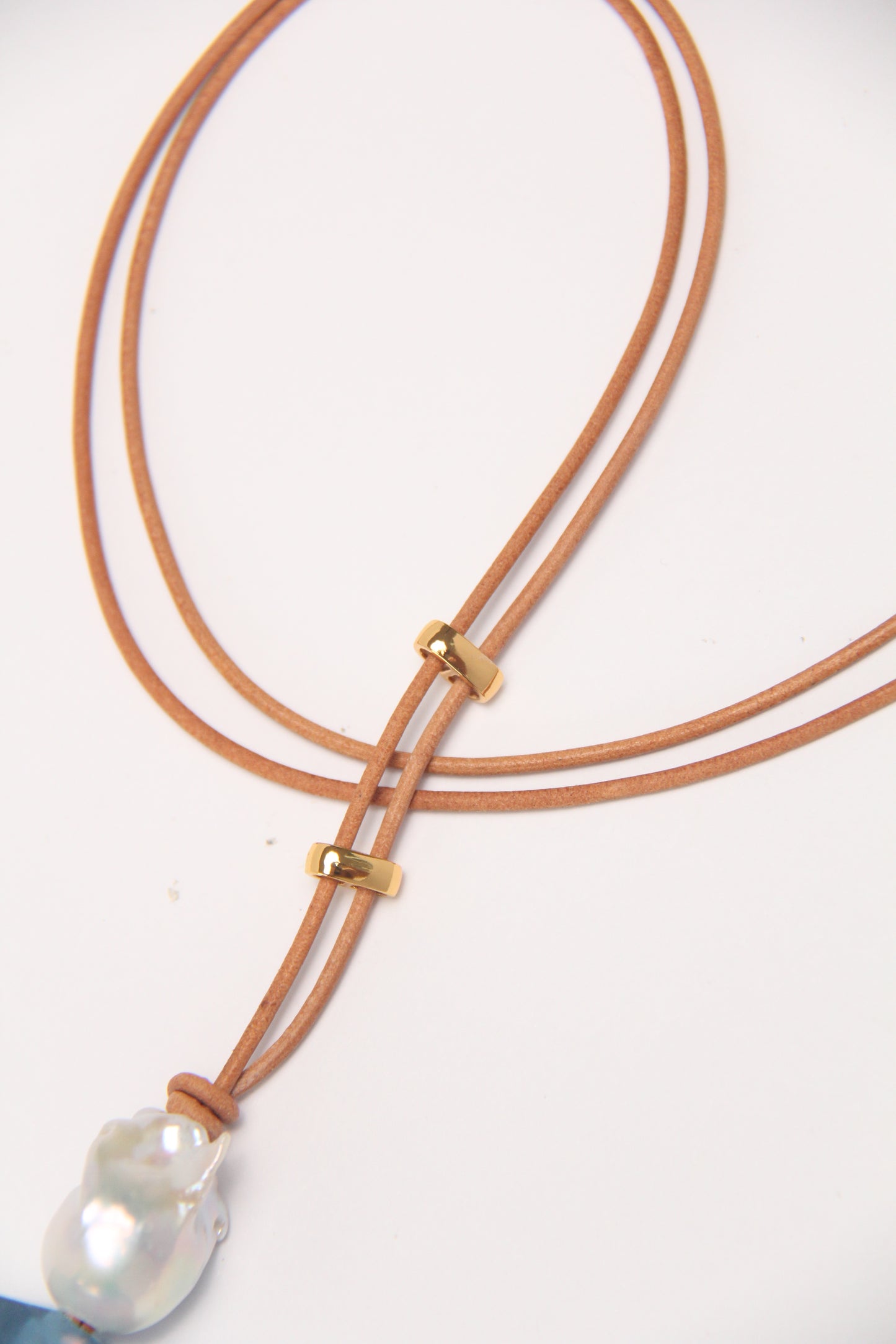 Pendant: pearl, aquamarine, citrine, leather