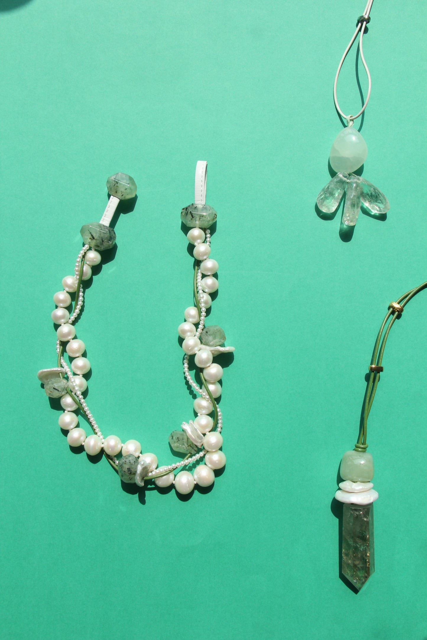 Necklace: prehnite, pearls