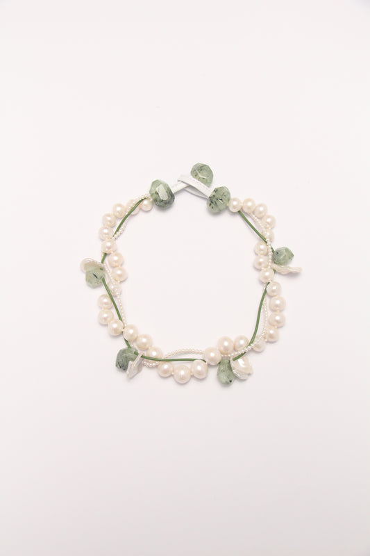Necklace: prehnite, pearls