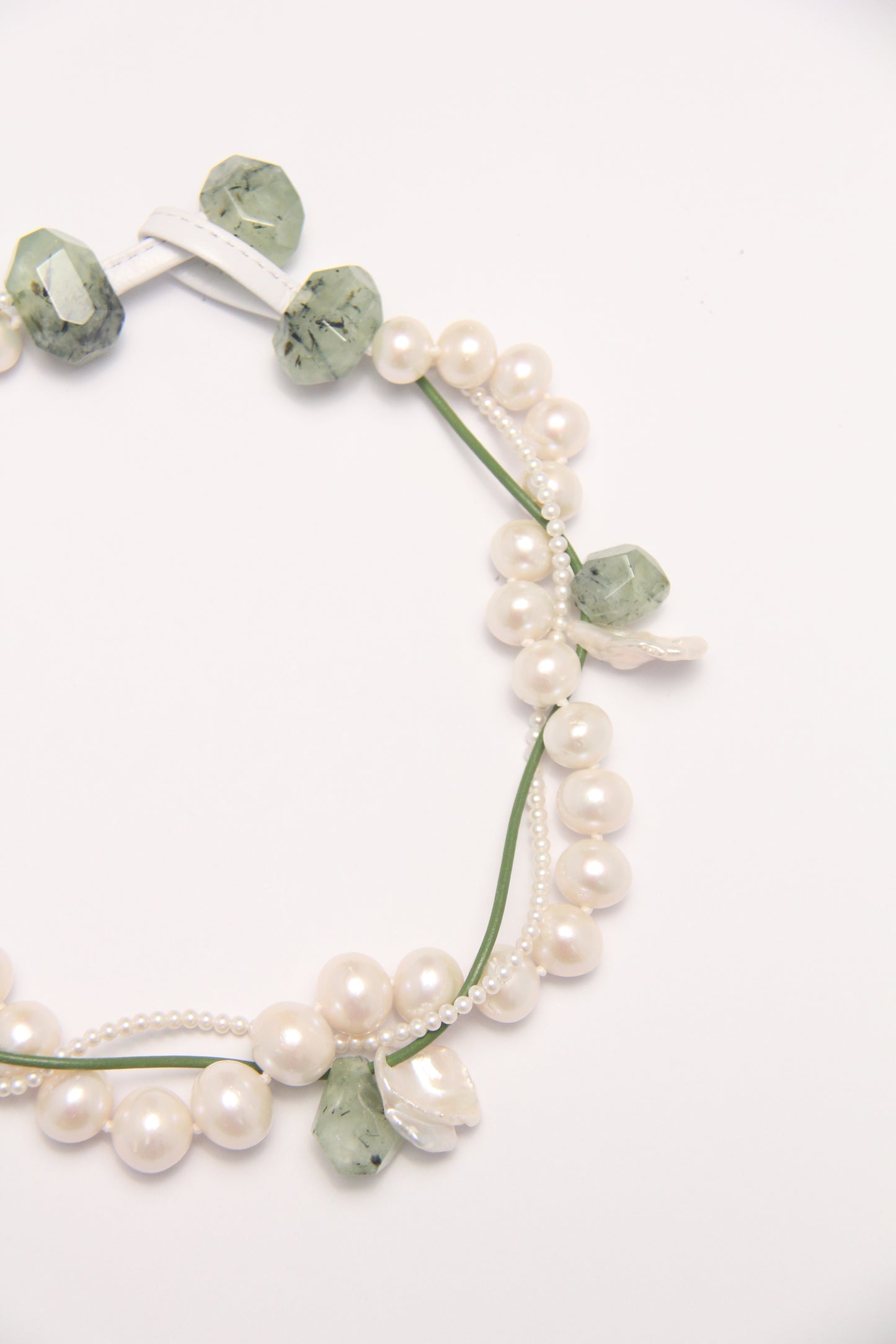 Necklace: prehnite, pearls