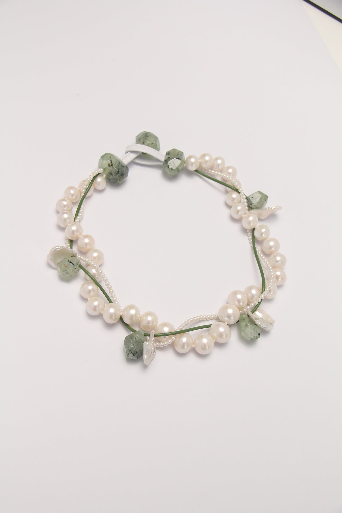 Necklace: prehnite, pearls