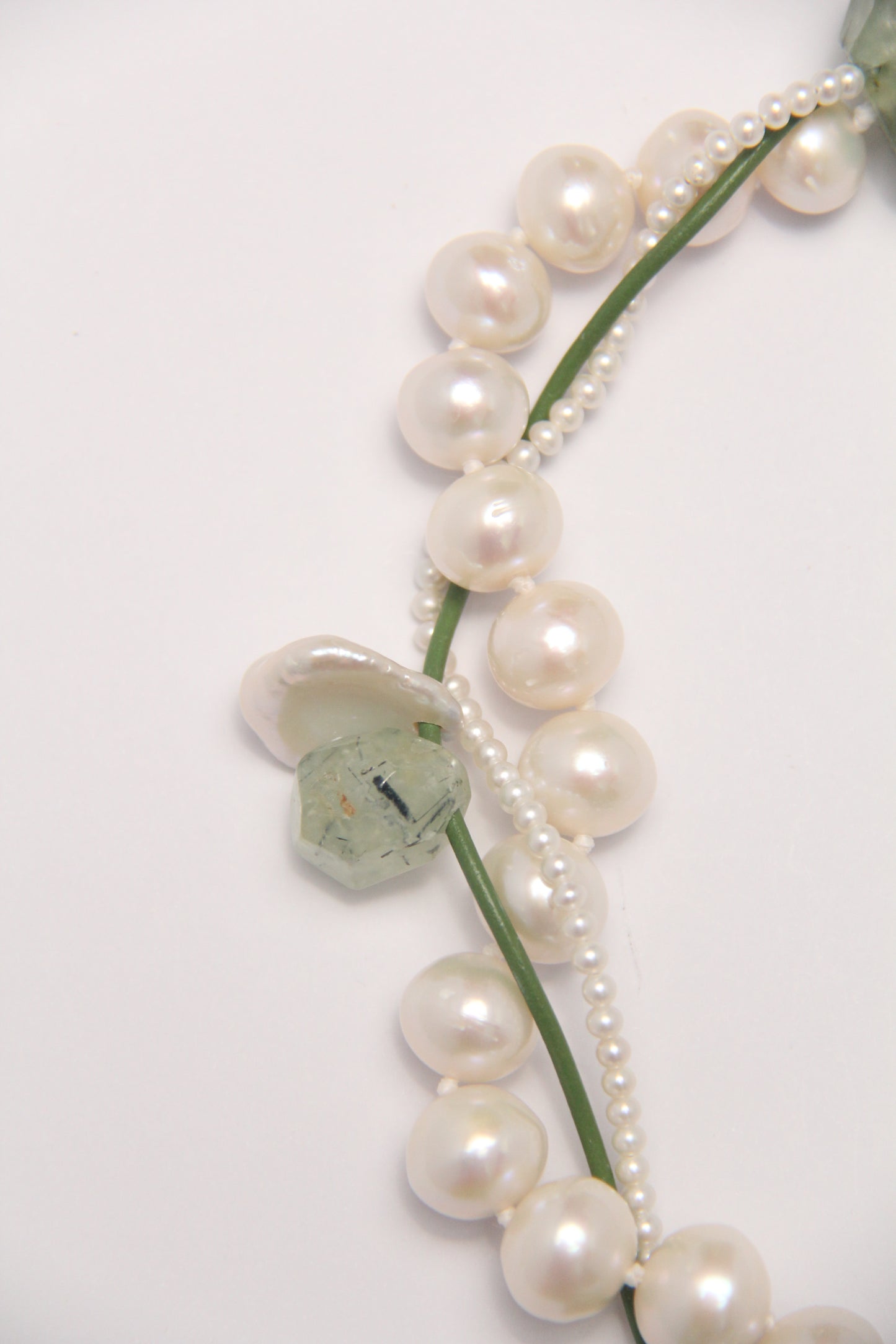 Necklace: prehnite, pearls