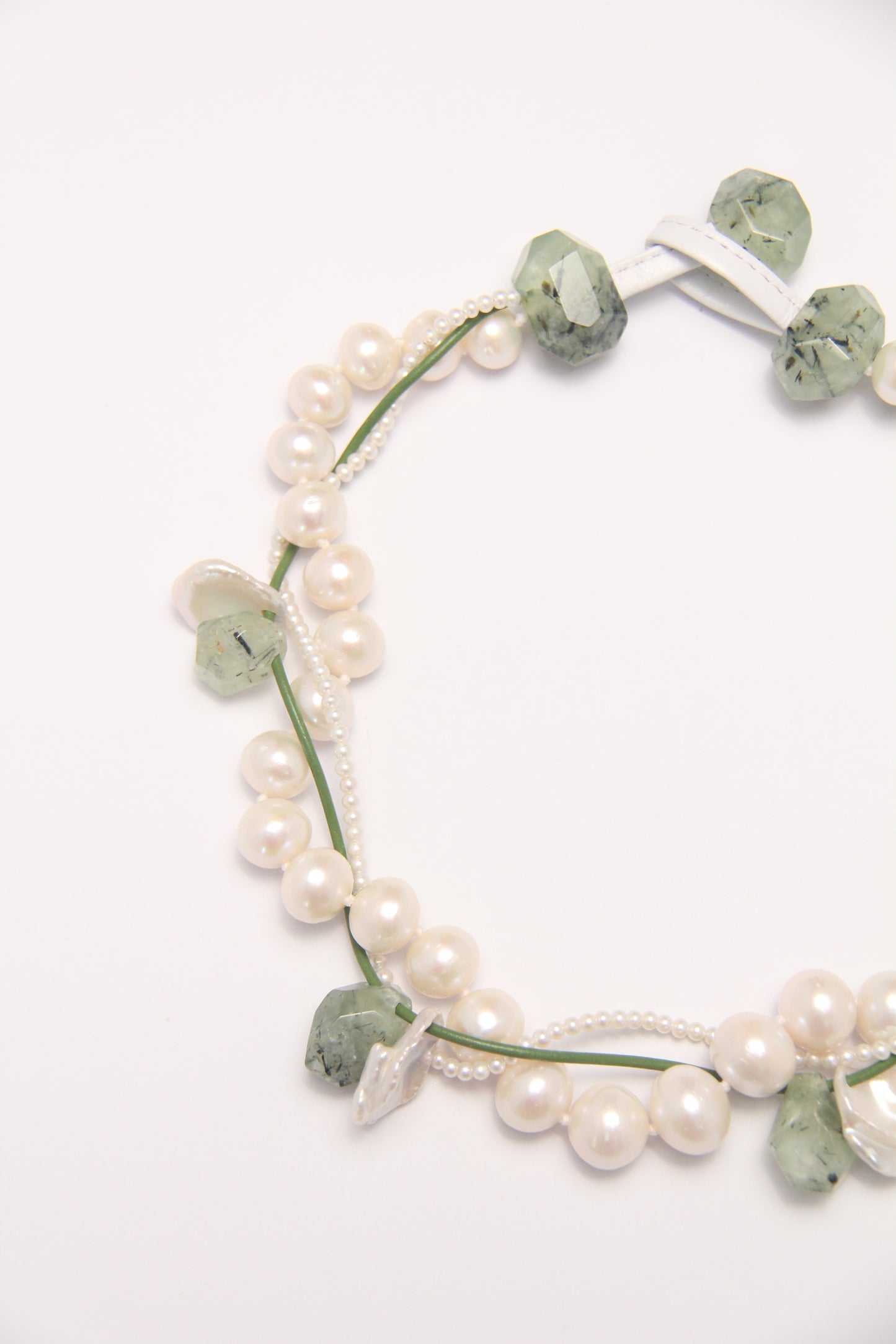 Necklace: prehnite, pearls