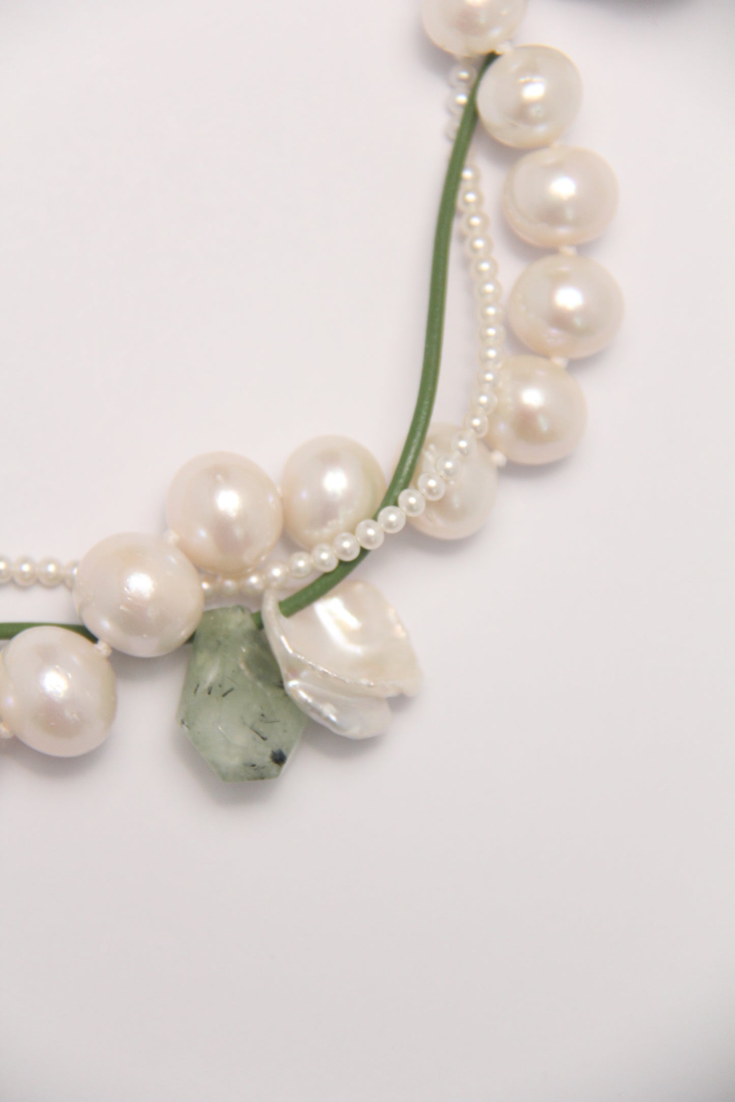 Necklace: prehnite, pearls