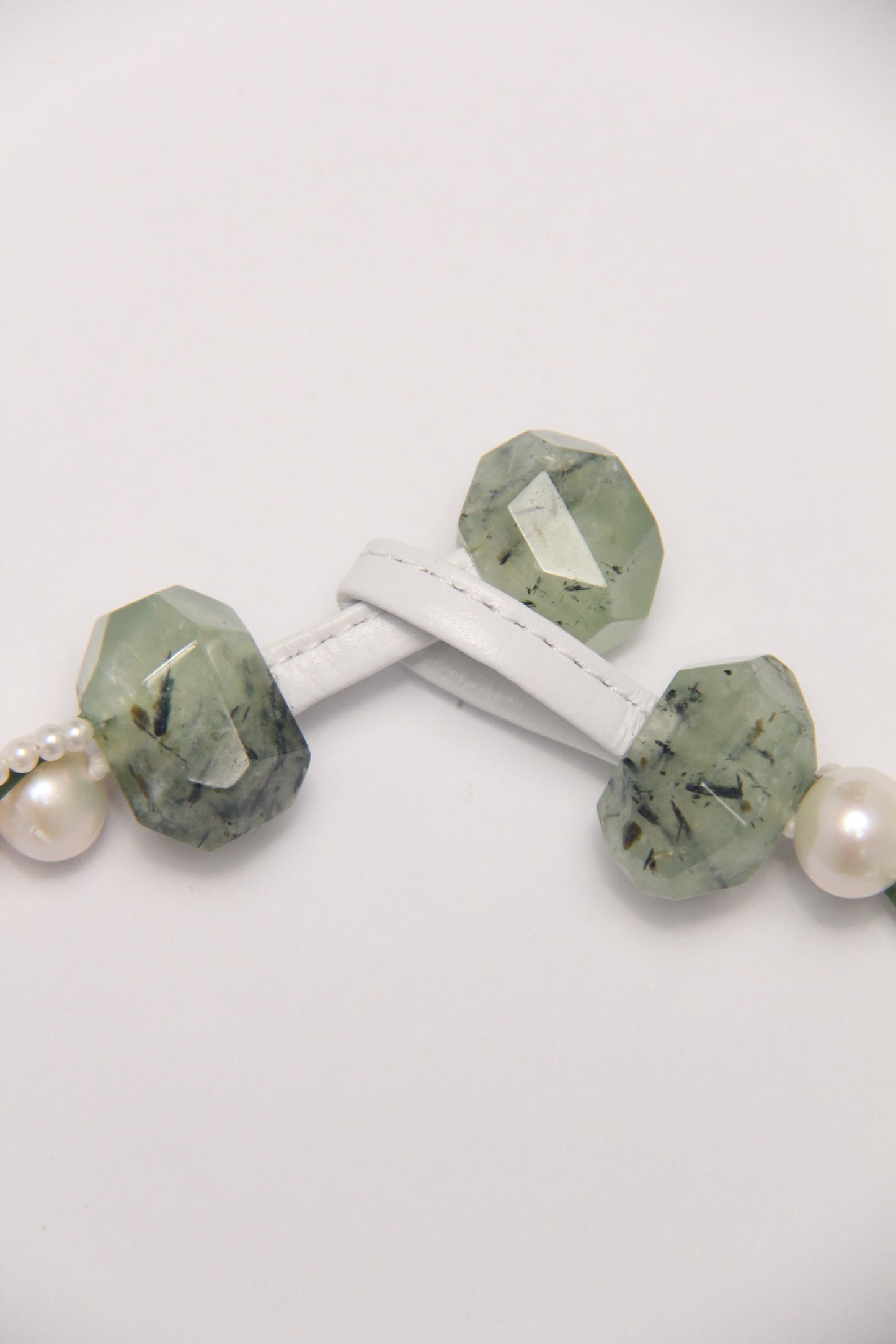 Necklace: prehnite, pearls