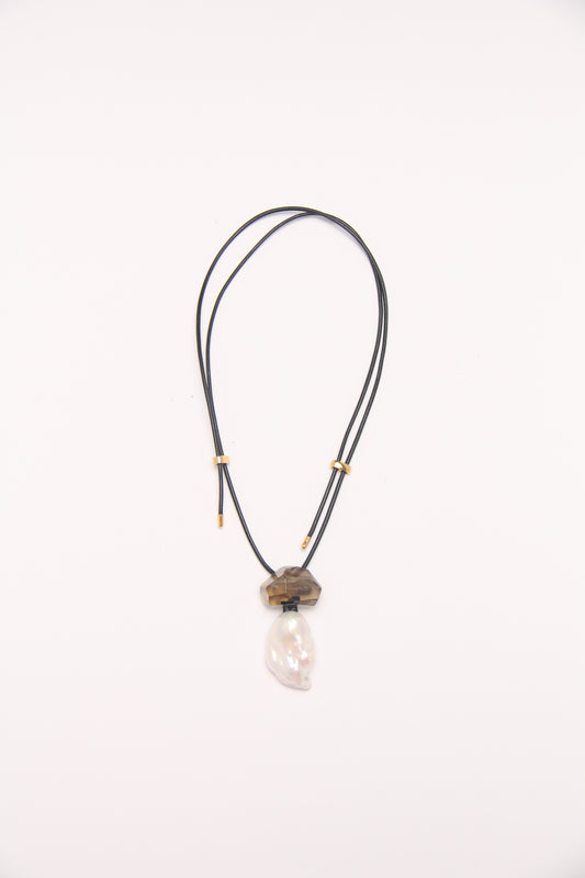 Pendant: baroque pearls, citrine, leather