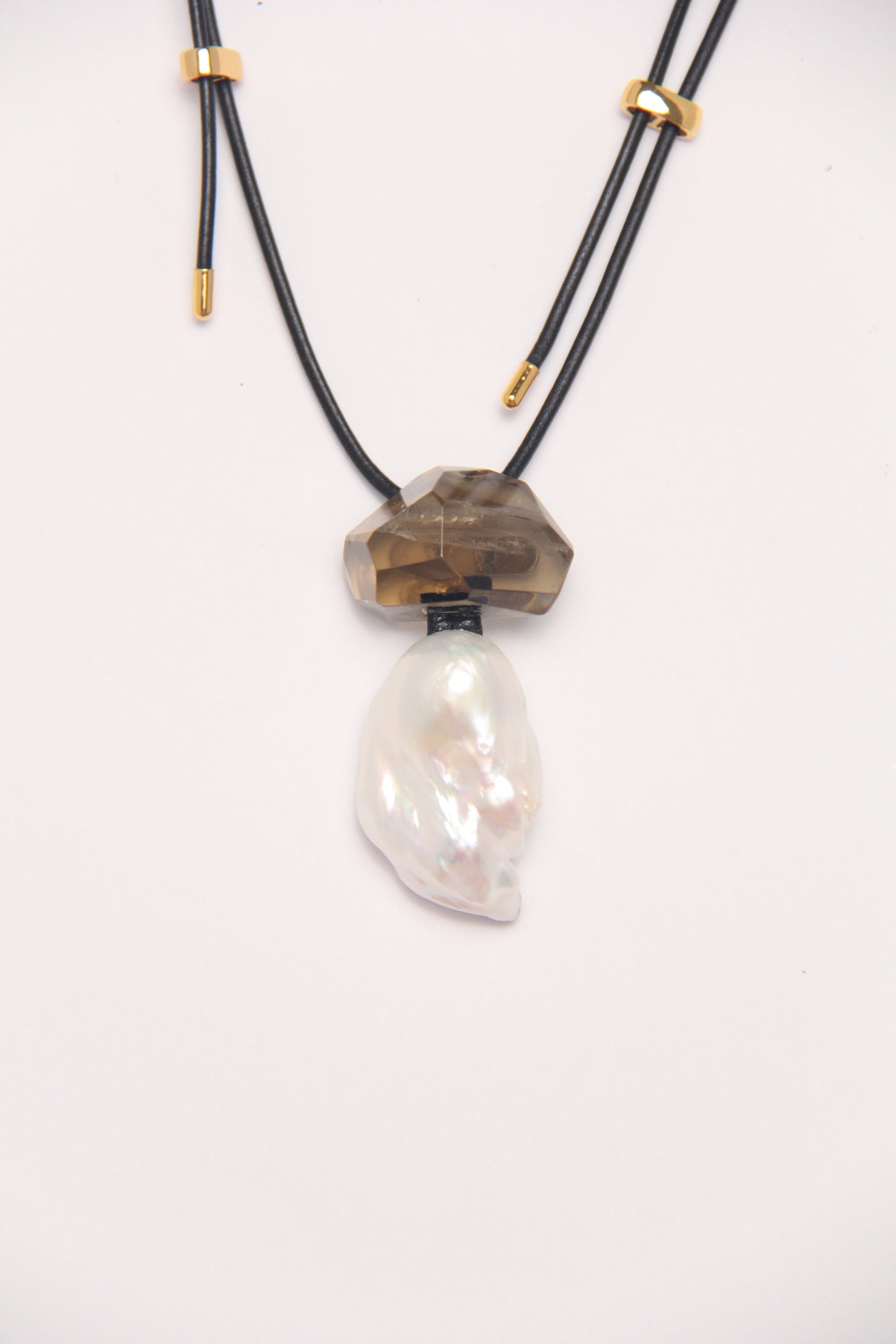 Pendant: baroque pearls, citrine, leather