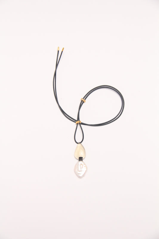 Pendant: pearl, citrine, leather