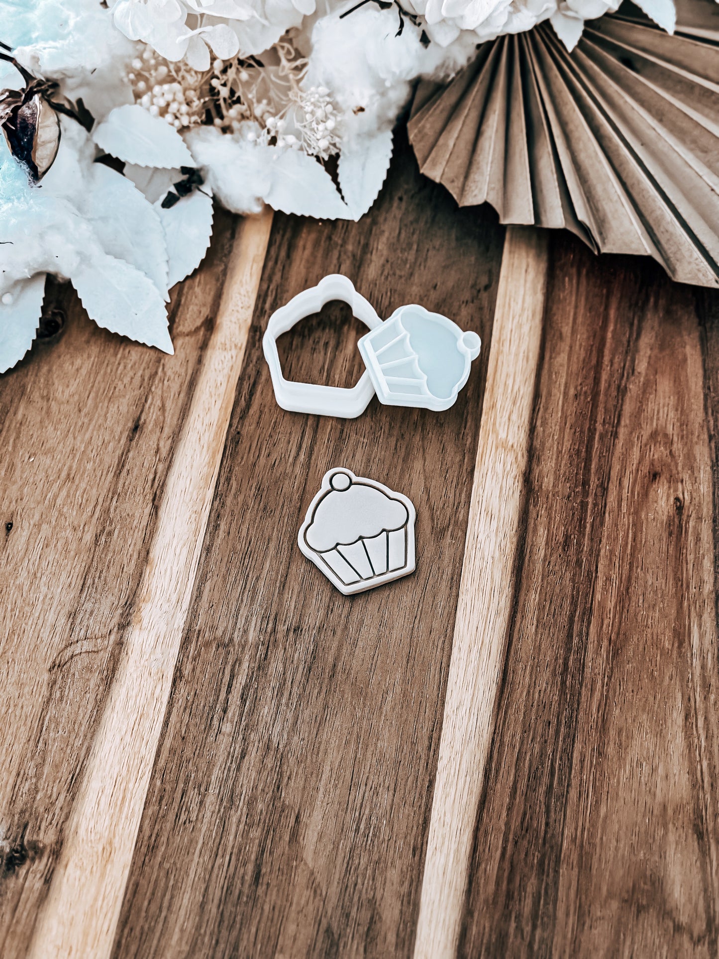 Necklace: quartz, ebony